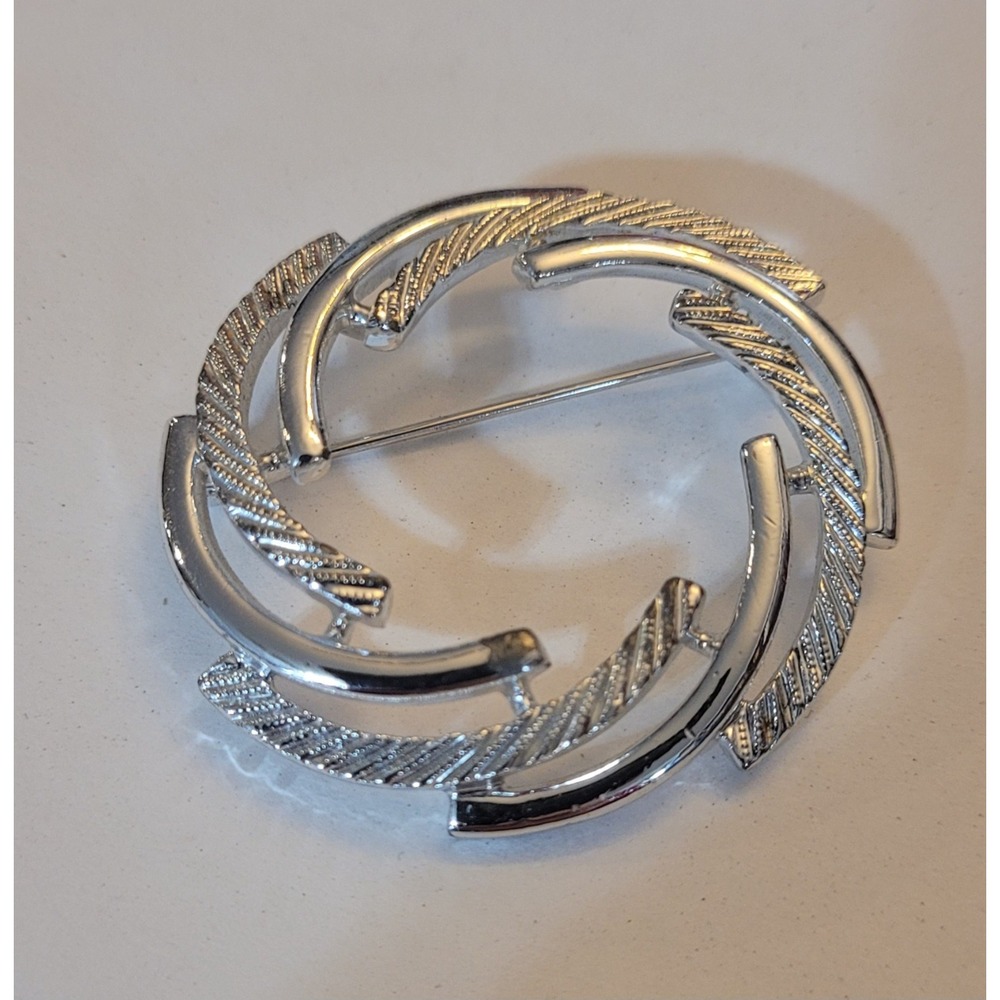 Vintage Sarah Coventry Silvertone Round Brooch Scarf Pin costume jewlery